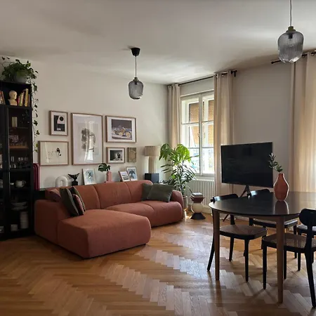 Charming & Quiet Retreat In The Heart Of